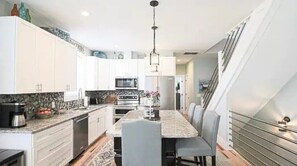 Fridge, microwave, oven, stovetop - Rooftop w/Ocean View, 3 min walk to the Beach & famous Ocean Grille & Tiki Bar!
 (Carolina Beach)