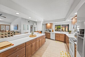 Fridge, microwave, oven, stovetop - Fun-Filled Retreat: Pool, PS5 and Near Anna Maria Island (Bradenton)