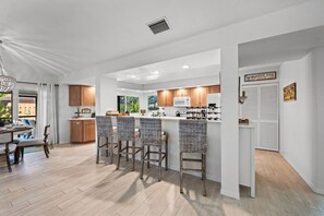 Interior - Fun-Filled Retreat: Pool, PS5 and Near Anna Maria Island (Bradenton)