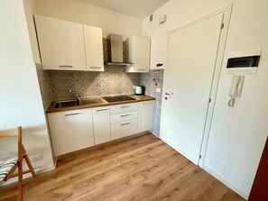 Refrigerador, microondas, placa de cocina, utensilios de cocina