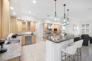 Køleskab, mikrobølgeovn, ovn, kogeplade