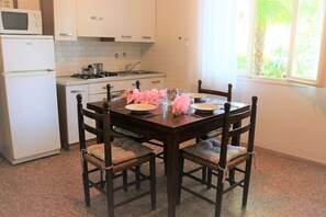 Fridge, microwave, stovetop, cookware/dishes/utensils