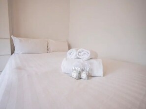 1 habitación, tabla de planchar con plancha, wifi gratis y ropa de cama 