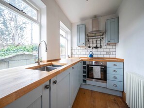 Fridge, oven, cookware/dishes/utensils - Hither Green ground floor flat with garden London - Pass the Keys (London)