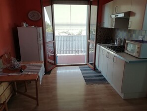 Kühlschrank, Mikrowelle, Herdplatte, Hochstuhl