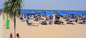 Beautiful flat close to the beach