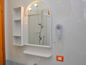 Douche, sèche-cheveux