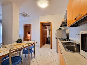 Fridge, stovetop, cookware/dishes/utensils - Modern residence flat with balcony-Beahost (Bibione)