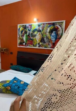 1 室のベッドルーム、デスク、WiFi (無料)、ベッドシーツ