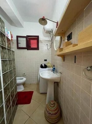 Haartrockner, Handtücher, Seife, Toilettenpapier