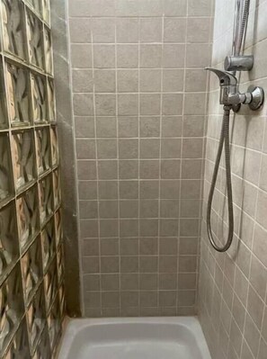 Een haardroger, handdoeken, zeep, toiletpapier