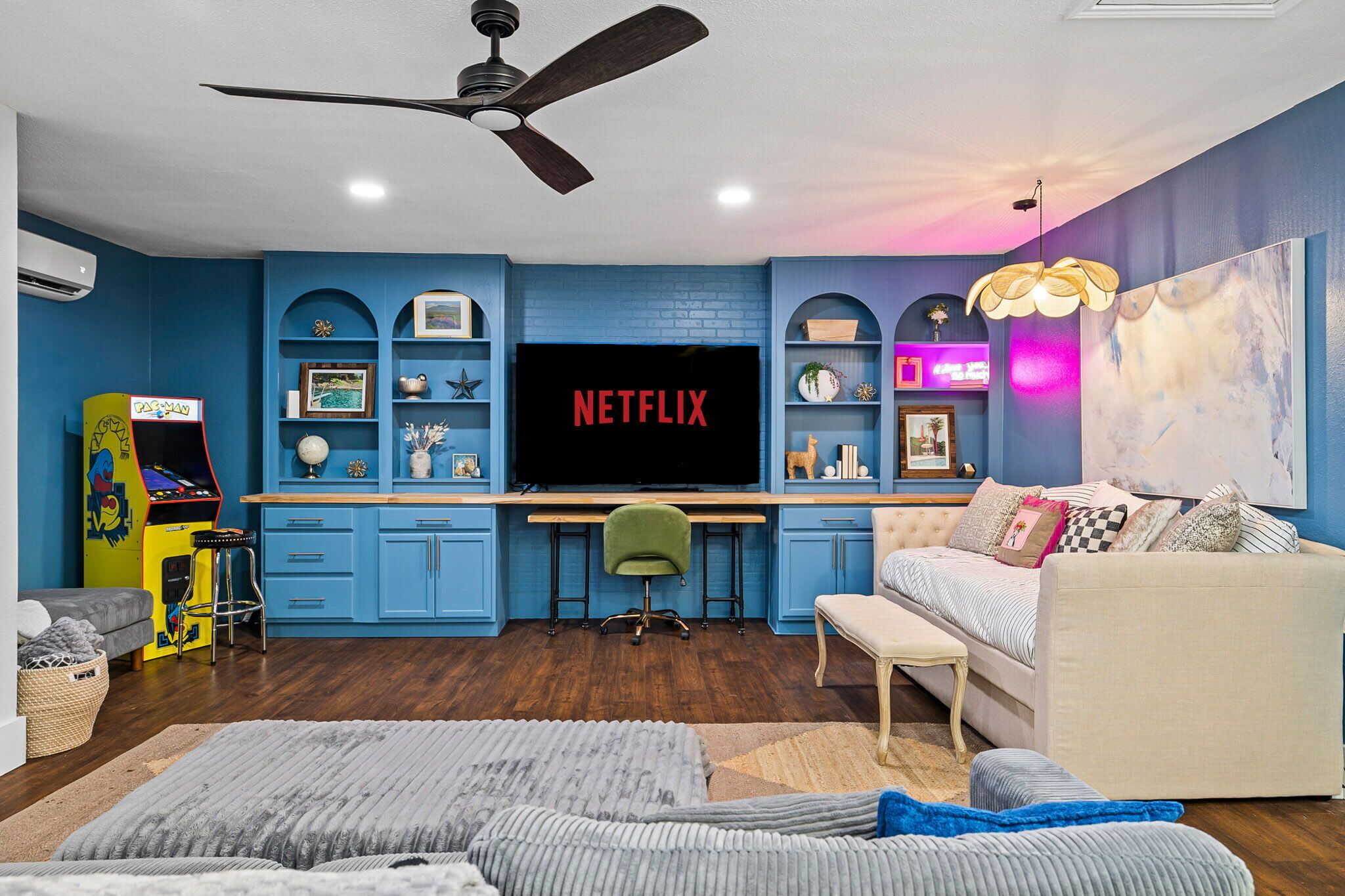 Smart-TV, peis, bøker og kontorer