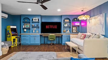 Smart-TV, peis, bøker og kontorer