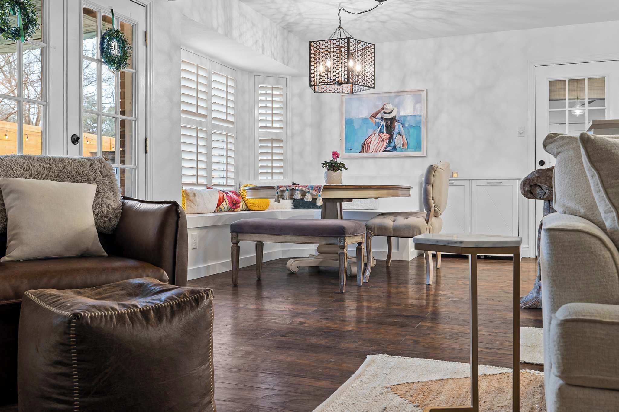 Smart TV, fireplace, books, offices