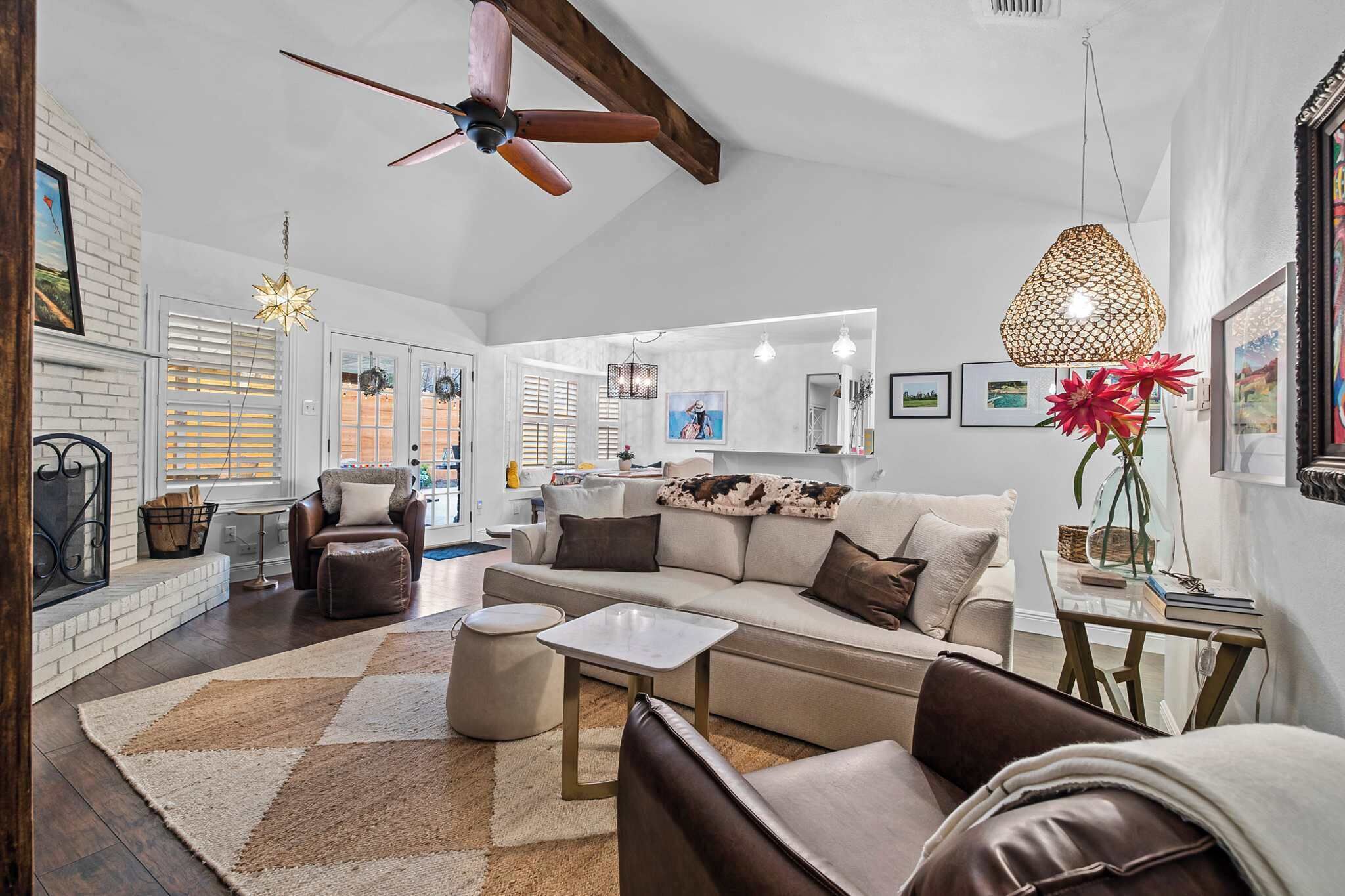 Een smart-tv, een open haard en een kantoor