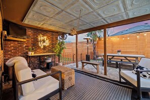 Outdoor dining - The Pool & Gaming Retreat | Hot Tub, Arcade & More (Austin)