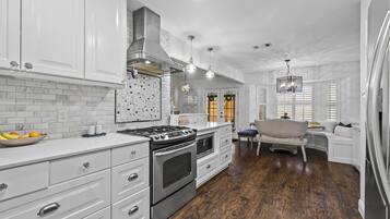 Een koelkast, een magnetron, een oven, een kookplaat