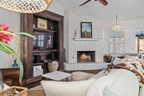 Smart TV, fireplace, offices - The Pool & Gaming Retreat | Hot Tub, Arcade & More (Austin)