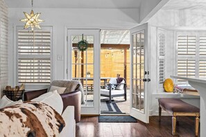 Smart TV, fireplace, offices - The Pool & Gaming Retreat | Hot Tub, Arcade & More (Austin)