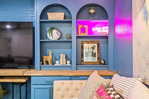 Smart TV, fireplace, offices - The Pool & Gaming Retreat | Hot Tub, Arcade & More (Austin)