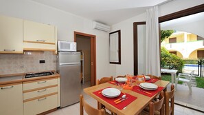 Geladeira, micro-ondas, cooktop, talheres/pratos/utensílios de cozinha