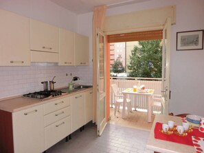 Frigorífico, placa de cocina y utensilios de cocina