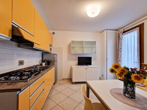Jääkaappi, mikroaaltouuni, liesi, keittoastiat/astiat/ruokailuvälineet