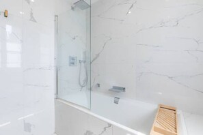 Haartrockner, Handtücher, Seife, Shampoo