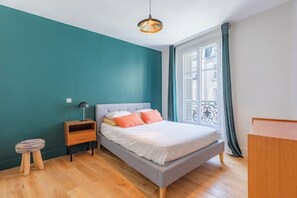 2 chambres, coffres-forts dans les chambres, fer et planche à repasser