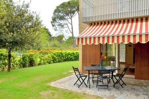Outdoor dining - Comfortable villa for 6 guests - Beahost Rentals (Bibione Pineda)