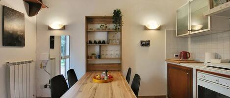 Kühlschrank, Ofen, Herdplatte, Kochgeschirr/Geschirr/Besteck