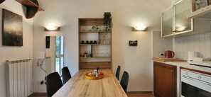 Køleskab, ovn, kogeplade, køkkentøj/tallerkener/redskaber