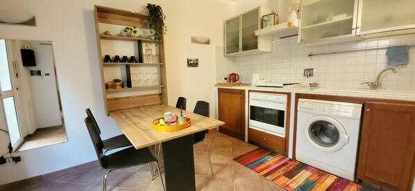 Frigorifero, forno, piano cottura, pentole/stoviglie/utensili