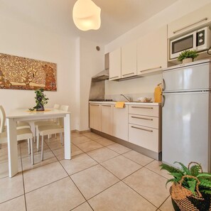 Geladeira, micro-ondas, cooktop, lava-louças