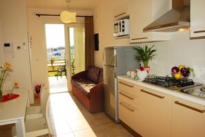 Fridge, microwave, stovetop, dishwasher - Pool-view flat with fenced garden (Bibione)