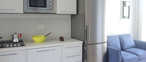 ثلاجة، ميكروويف، موقد طهي مسطح، غسالة أطباق