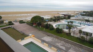 Ein Poolbereich mit Blick auf Strand und Meer.