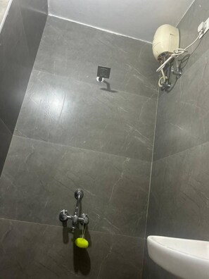 Secador de pelo, toallas, jabón y champú