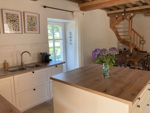 Fridge, microwave, oven, stovetop - Le Gîte du Manoir de Saint-fiacre (Malansac)