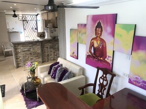 Individuell dekoriert, individuell eingerichtet, Schreibtisch