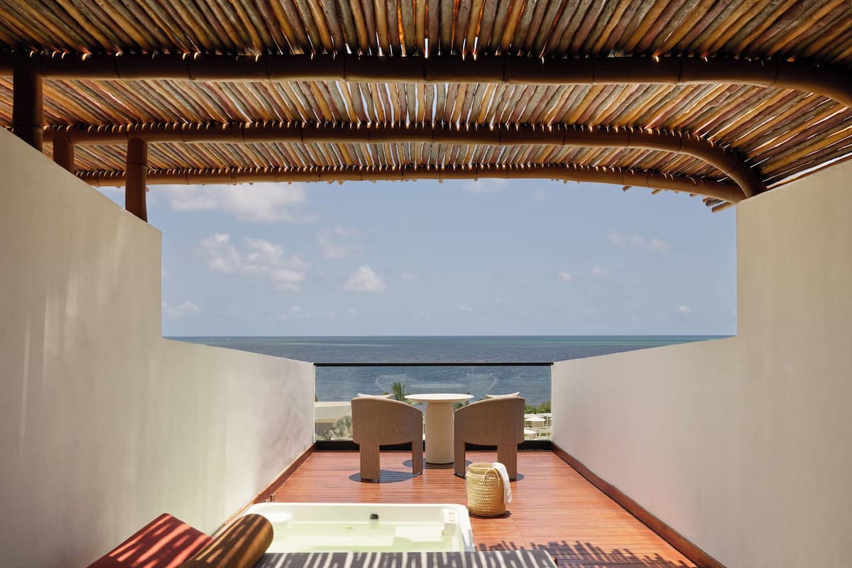 F&F Sundeck Suite | Ilmaiset minibaarituotteet, tallelokero huoneessa, työpöytä