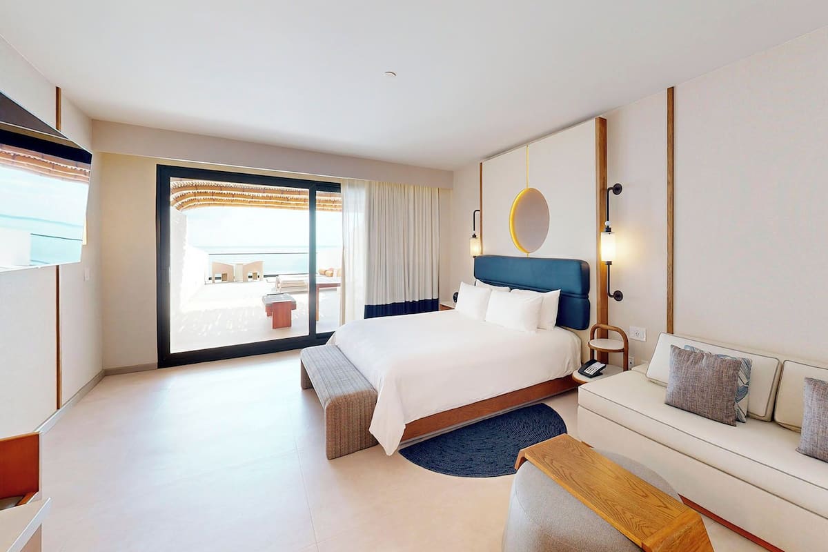 F&F Sundeck Suite | Ilmaiset minibaarituotteet, tallelokero huoneessa, työpöytä