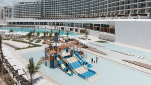 Hotellissa on suuri uima-allasalue, johon kuuluu vesiliukumäki ja aurinkotuoleja.
