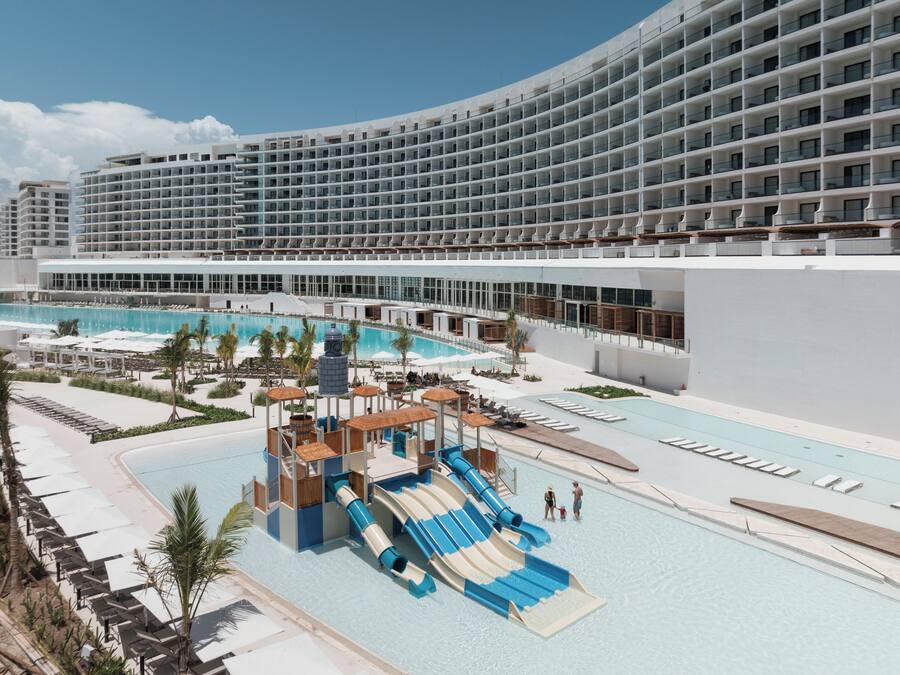 6 piscinas externas, guarda-sóis