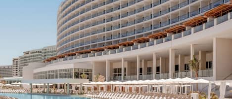 6 Außenpools, Sonnenschirme