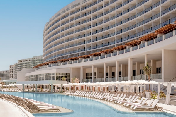 6 piscinas al aire libre, sombrillas