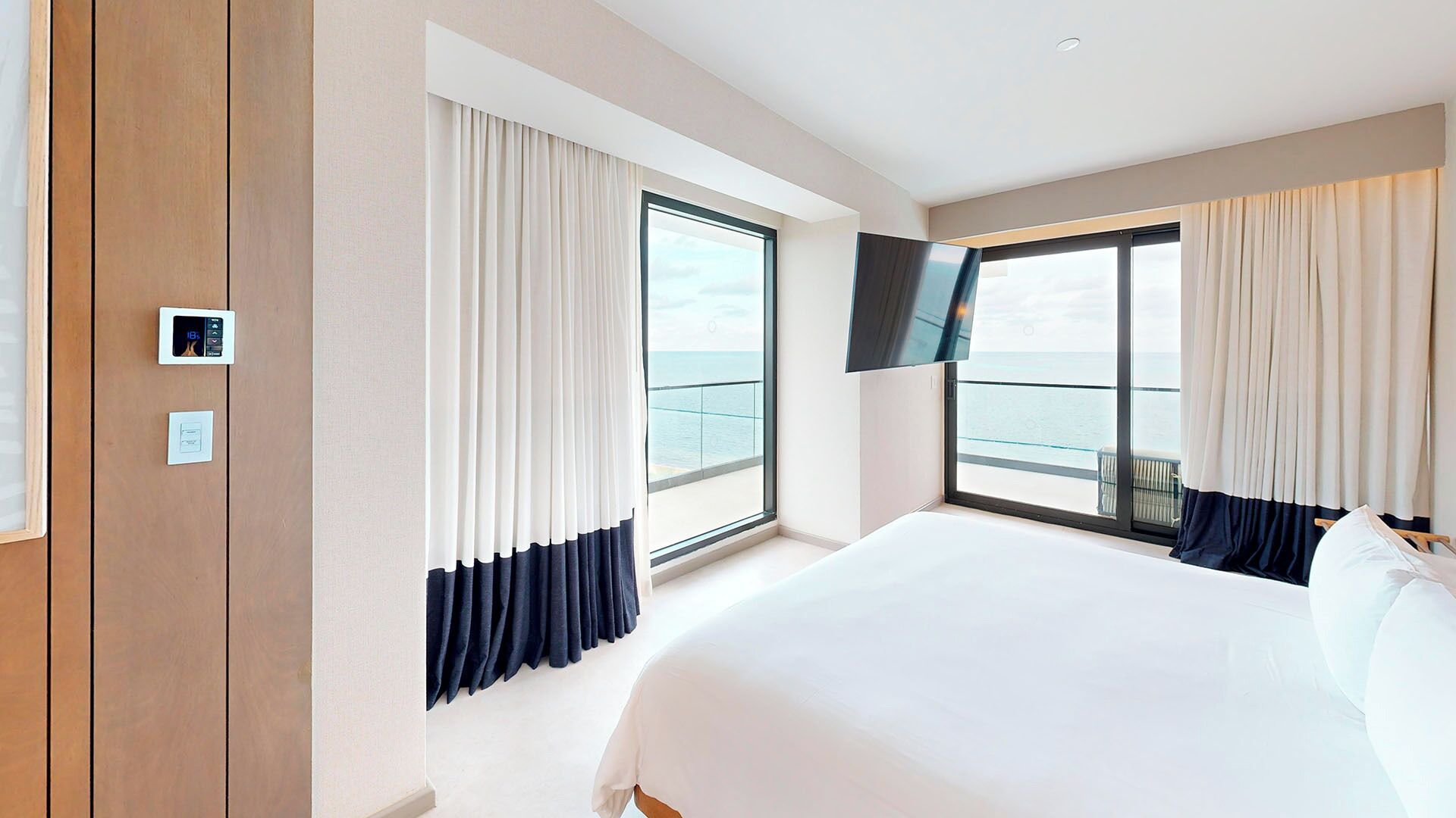 Ilmaiset minibaarituotteet, tallelokero huoneessa, työpöytä