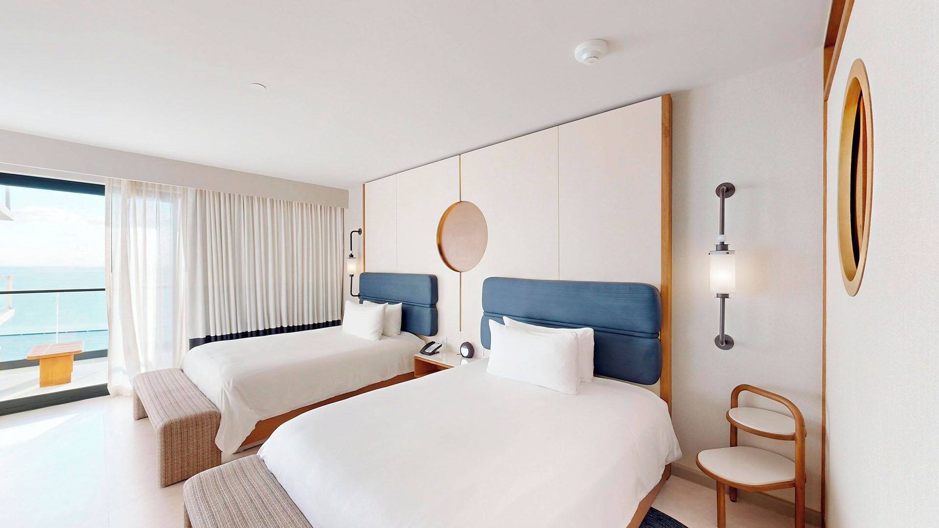 Huone, 2 keskisuurta parisänkyä, valtameren rannalla | Ilmaiset minibaarituotteet, tallelokero huoneessa, työpöytä