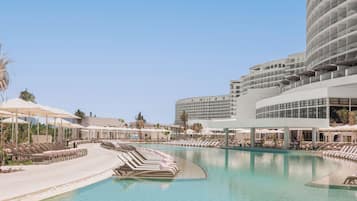 6 Außenpools, Sonnenschirme