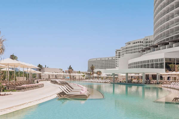6 piscines extérieures, parasols de plage